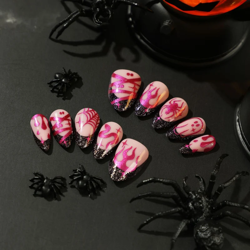 Kunstvolle Halloween-Nagelkunst mit glitzerndem Abschluss Karnz