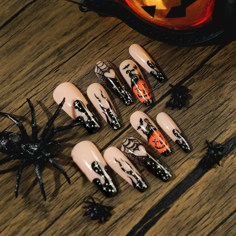 Kunstvolle Halloween-Nägel mit gruseligen Motiven Karnz