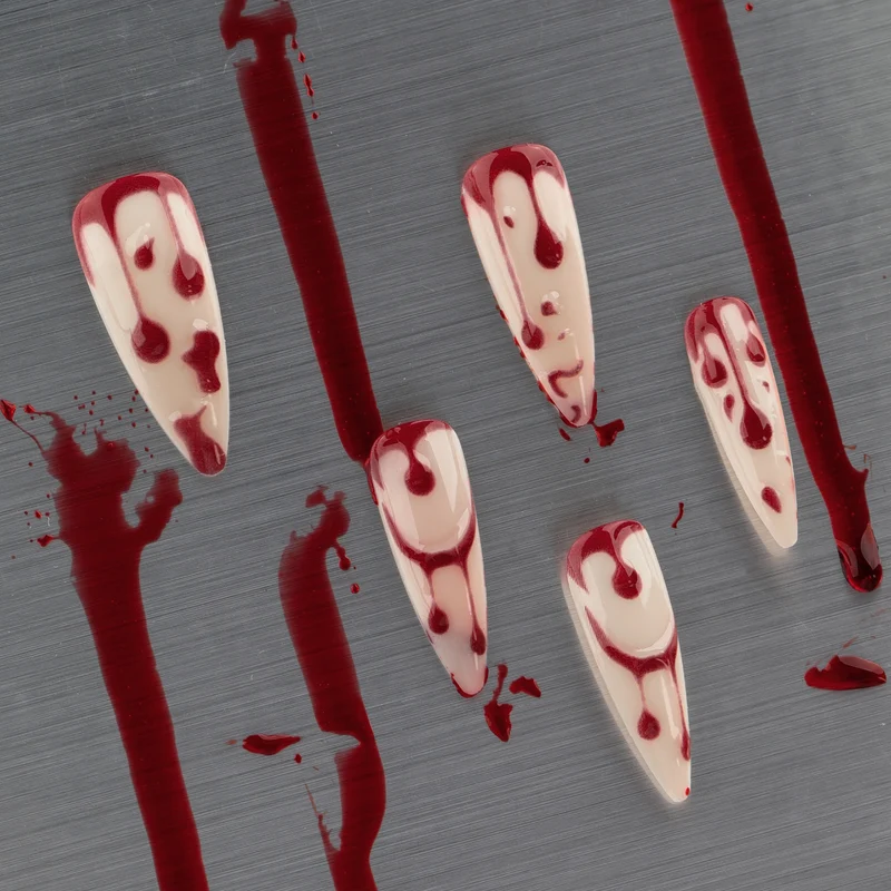 Kunstvolle Halloween-Gel-Nägel im blutigen Design Karnz