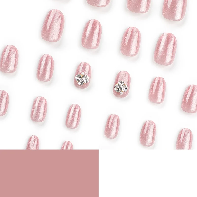 Kunstvolle Glitzer-Nagelverlängerungen mit eleganten Strass-Akzenten Karnz