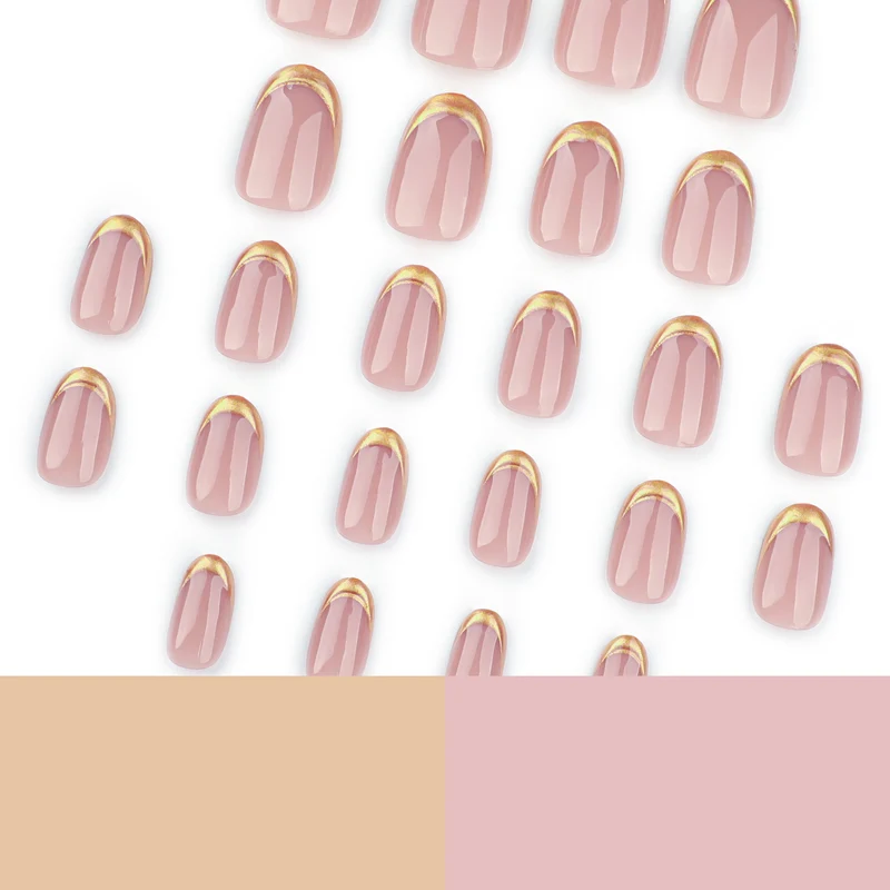Kunstvolle Gel-Nagelkunst mit elegantem Gold-Tipp Karnz