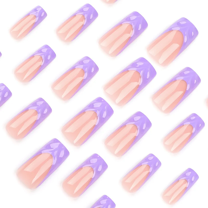 Kunstvolle Gel-Nägel mit transparentem Farbverlauf und eleganten Akzenten Karnz