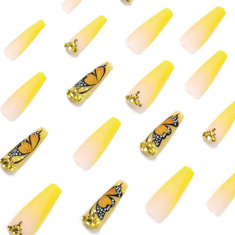 Kunstvolle Gel-Nägel mit Schmetterlings-Design und Glitzer Karnz