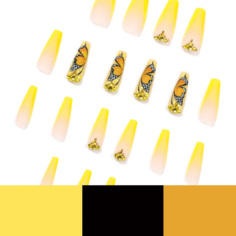 Kunstvolle Gel-Nägel mit Schmetterlings-Design und Glitzer Karnz