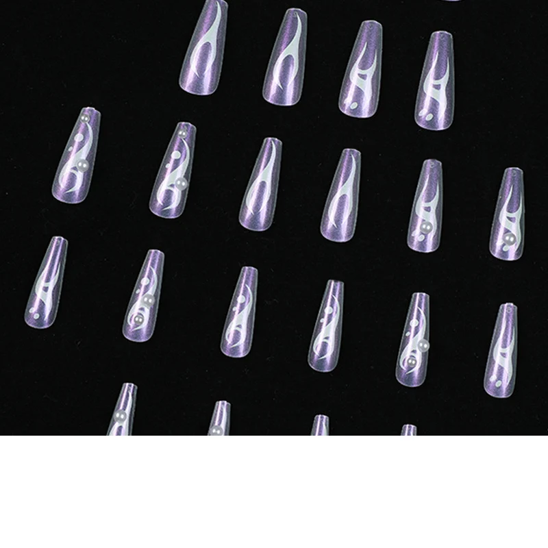 Kunstvolle Gel-Nägel mit holografischen Akzenten Karnz