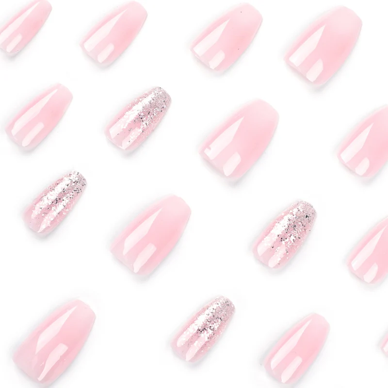 Kunstvolle Gel-Nägel mit Glitzer- und Ombre-Effekten Karnz