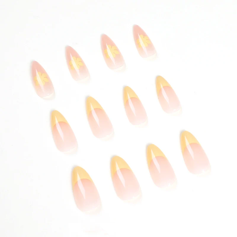 Kunstvolle Gel-Nägel mit floralen Designs Karnz