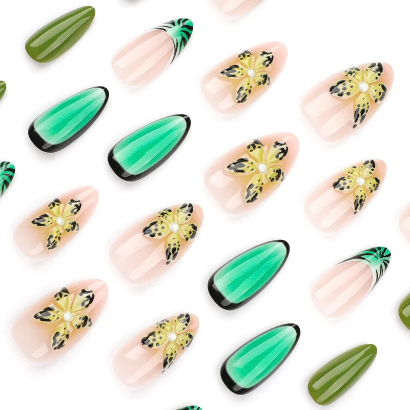 Kunstvolle Gel-Nägel mit floralem Design und Glitzereffekten Karnz