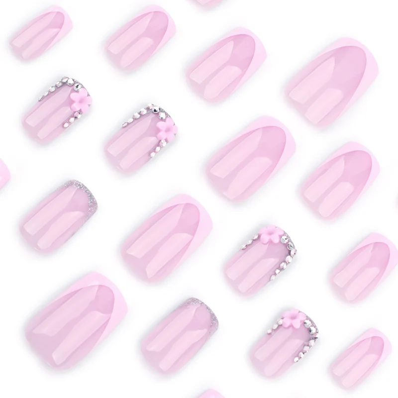 Kunstvolle Gel-Nägel mit eleganten floralem Design und Glitzerakzenten Karnz