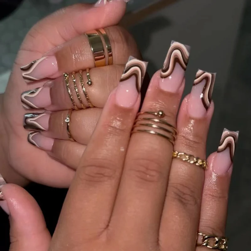Kunstvolle Gel-Nägel mit elegantem Wellen-Design Karnz