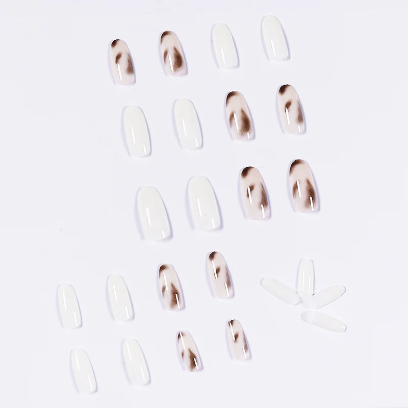 Kunstvolle Gel-Nägel mit elegantem Ombre-Effekt Karnz