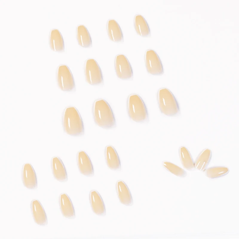 Kunstvolle Gel-Nägel mit elegantem French-Tip Karnz