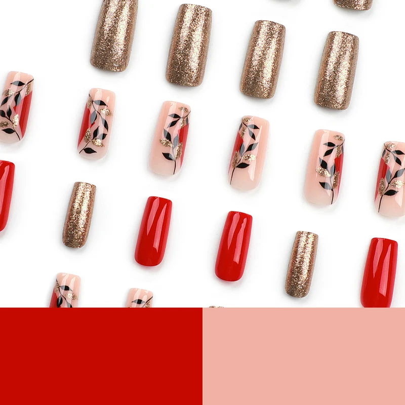 Kunstvolle Gel-Nägel mit elegantem Floral-Design und Glitzerakzenten Karnz