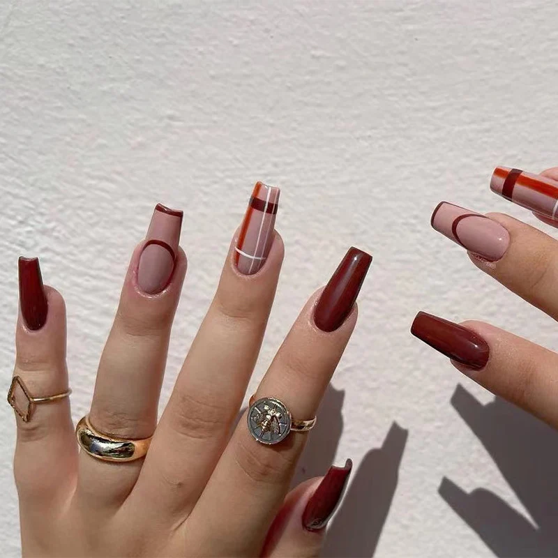 Kunstvolle Gel-Nägel mit elegantem Floral-Design und Glitzerakzenten Karnz