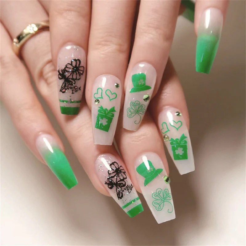Kunstvolle Gel-Nägel mit elegantem Floral-Design und Glitzerakzenten Karnz
