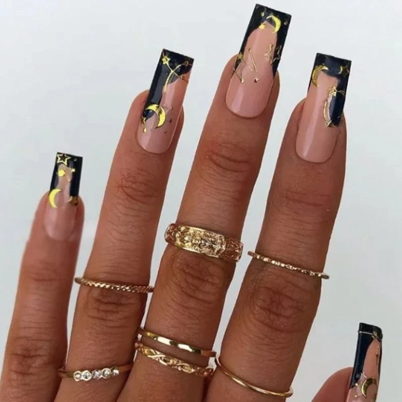 Kunstvolle Gel-Nägel mit elegantem Floral-Design und Glitzerakzenten Karnz