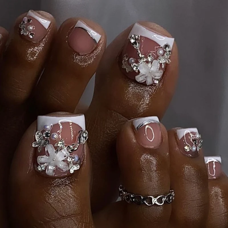 Kunstvolle Fußnagelverzierung mit elegantem Goldakzent Karnz