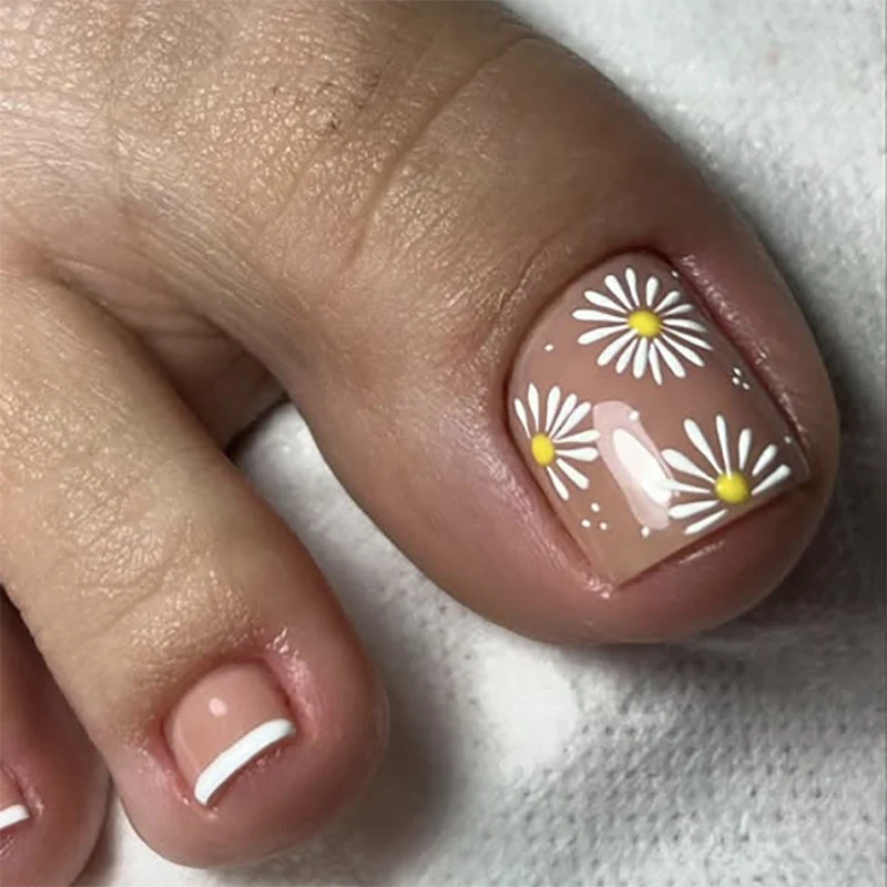 Kunstvolle Fußnagelverzierung mit elegantem Goldakzent Karnz