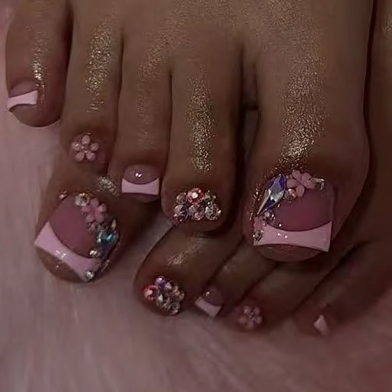 Kunstvolle Fußnagelverzierung mit elegantem Goldakzent Karnz