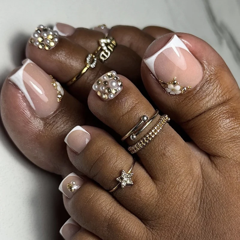 Kunstvolle Fußnagelverzierung mit elegantem Goldakzent Karnz