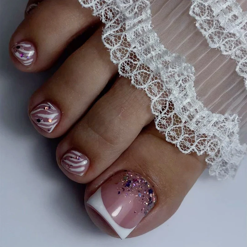 Kunstvolle Fußnagelverzierung mit elegantem Goldakzent Karnz
