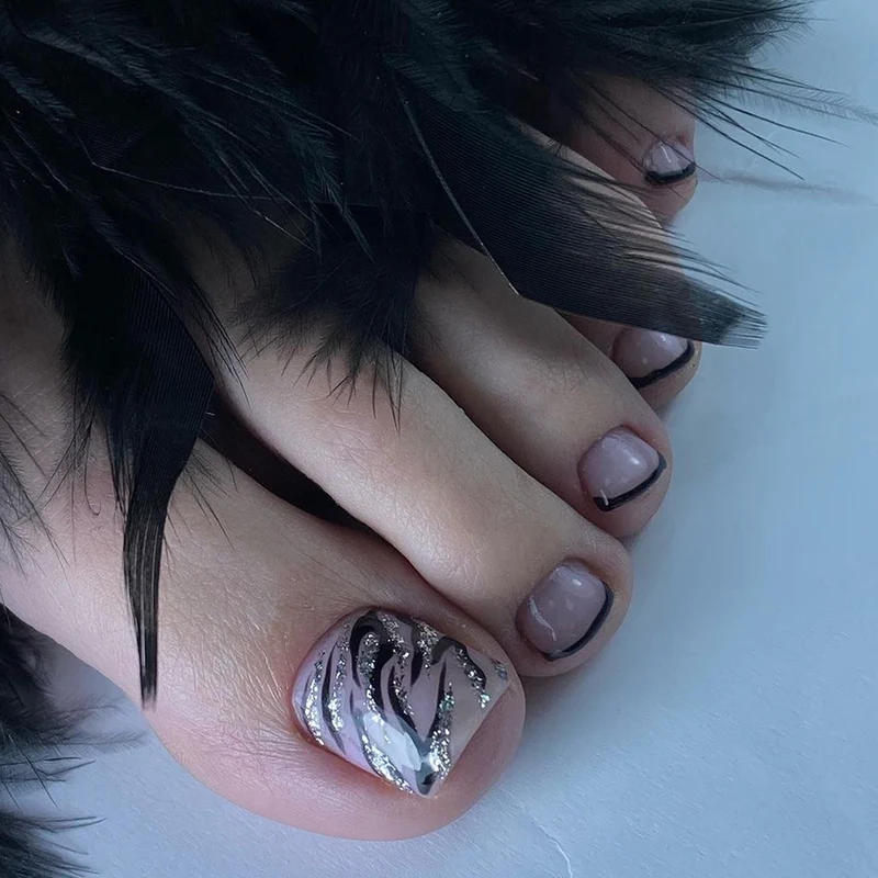Kunstvolle Fußnagelverzierung mit elegantem Goldakzent Karnz