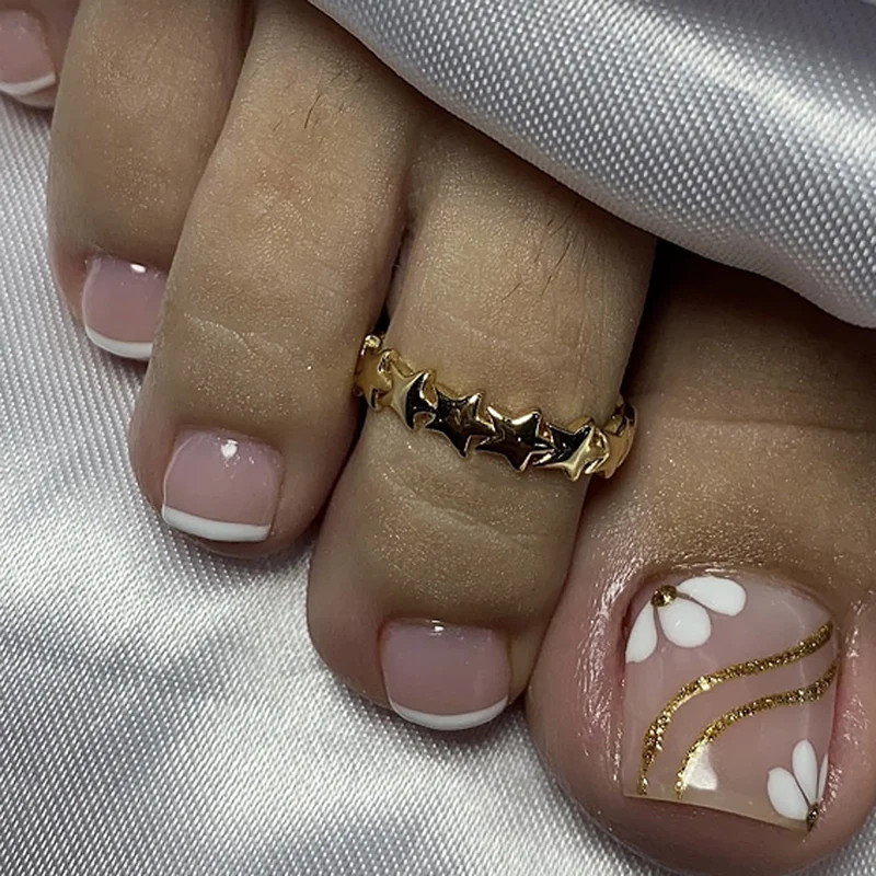 Kunstvolle Fußnagelverzierung mit elegantem Goldakzent Karnz