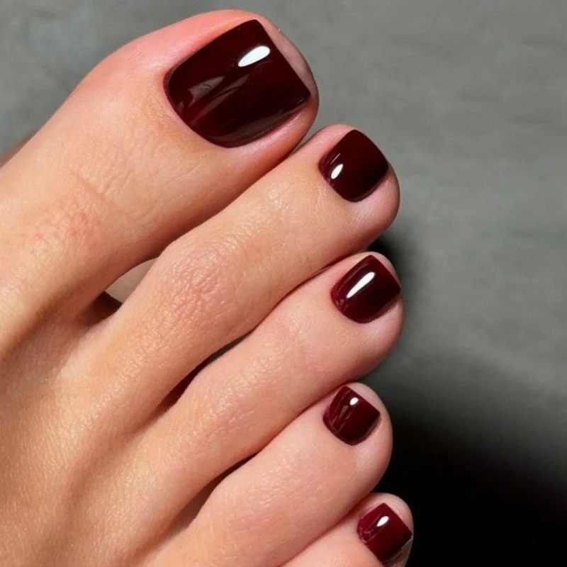 Kunstvolle Fußnagelverzierung mit elegantem Goldakzent Karnz
