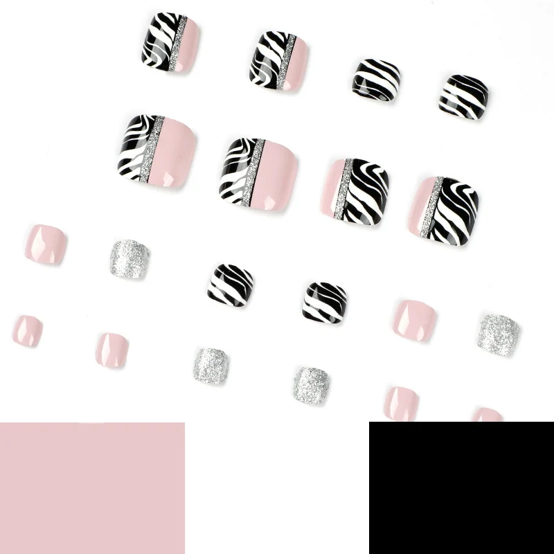 Kunstvolle Fußnagelkunst mit Zebra-Muster und Glitzerakzenten Karnz