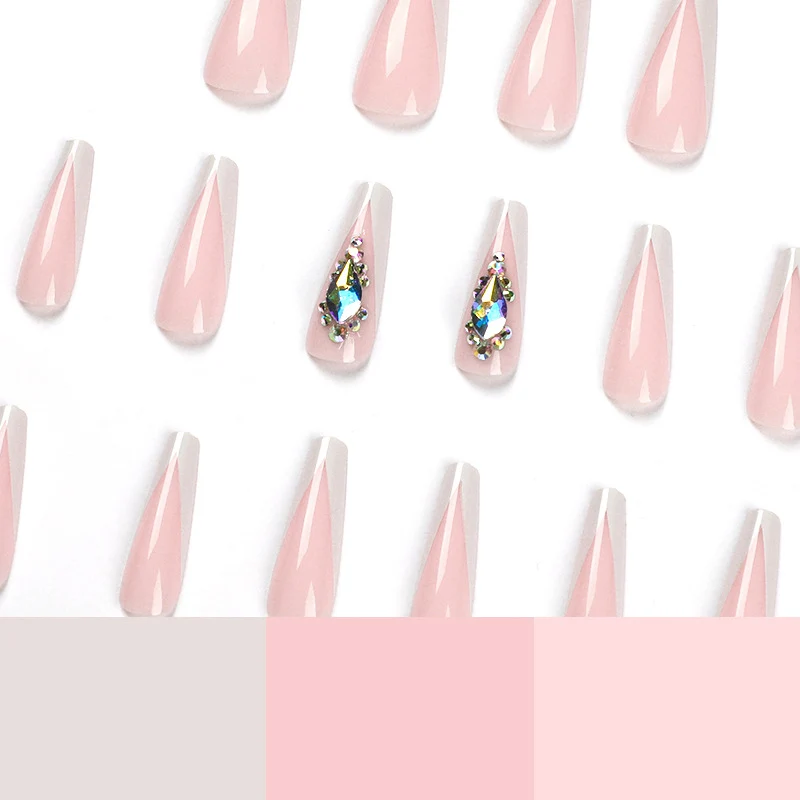 Kunstvolle Nagelverlängerungen mit eleganten Glitzerakzenten Karnz