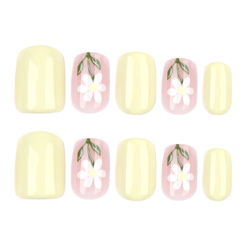 Kunstvolle Nagelverlängerungen mit eleganten Blumen-Design Karnz