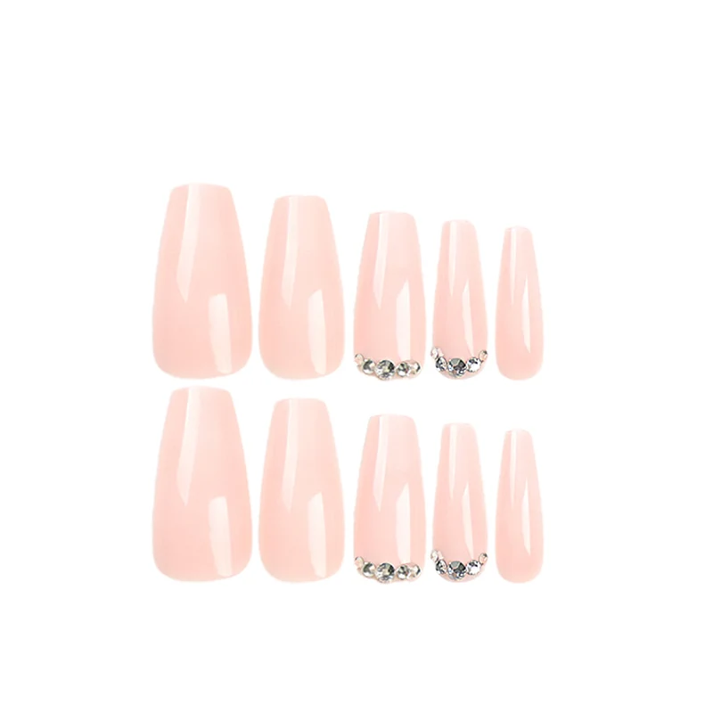 Kunstvolle Nagelverlängerungen mit elegantem Ombre-Design und Strass-Akzenten Karnz