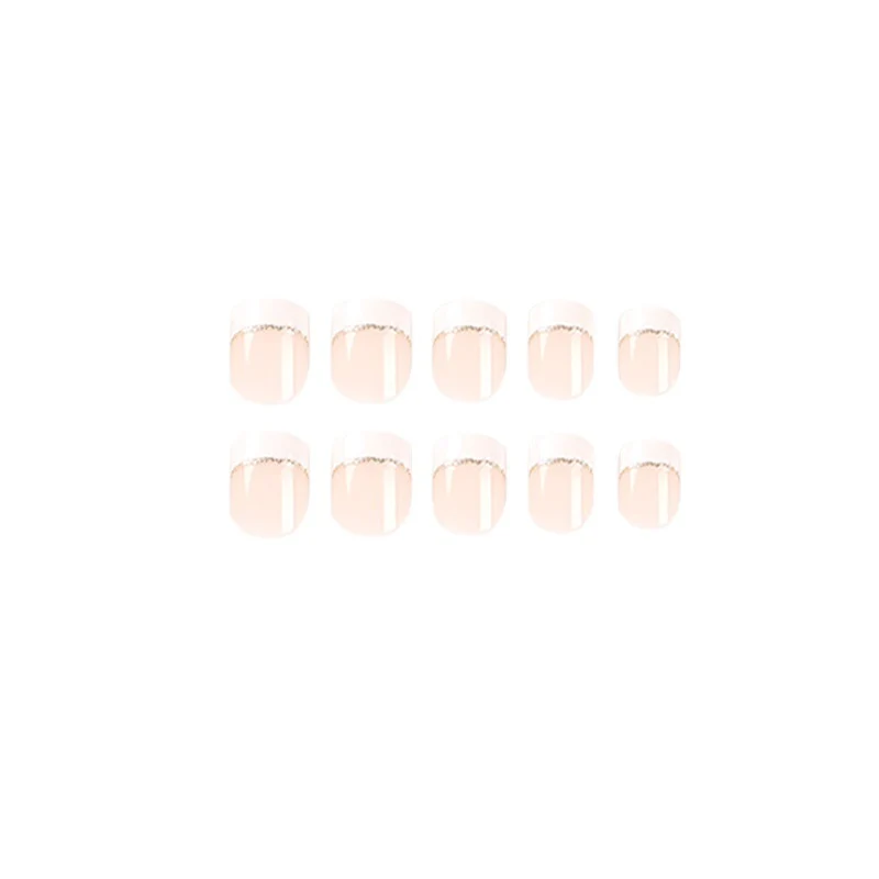 Kunstvolle Nagelverlängerungen mit elegantem French-Tip und Goldakzenten Karnz