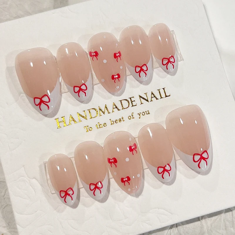 Kunstvolle Nagelverlängerungen mit elegantem Blattmuster Karnz