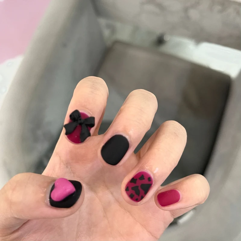 Kunstvolle Nagelverlängerungen mit elegantem Blattmuster Karnz