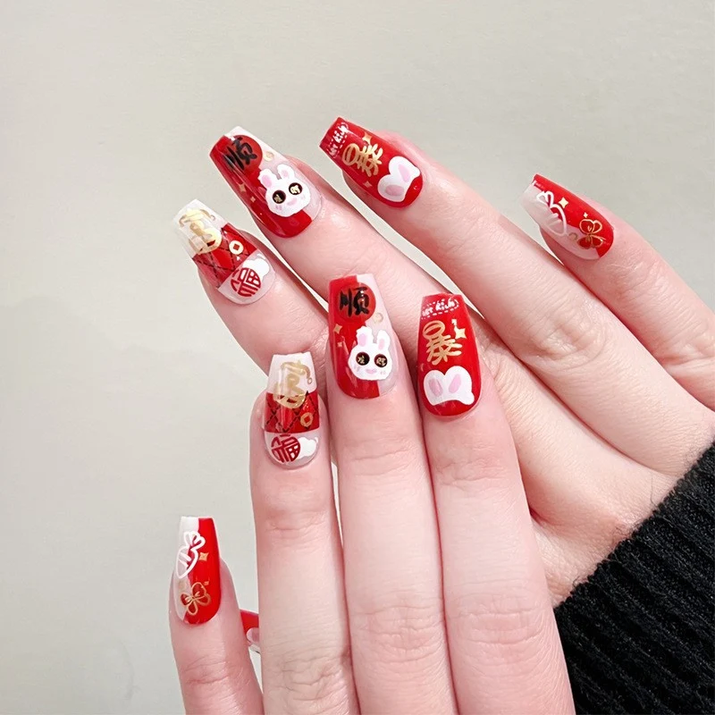 Kunstvolle Nagelverlängerungen mit elegantem Blattmuster Karnz