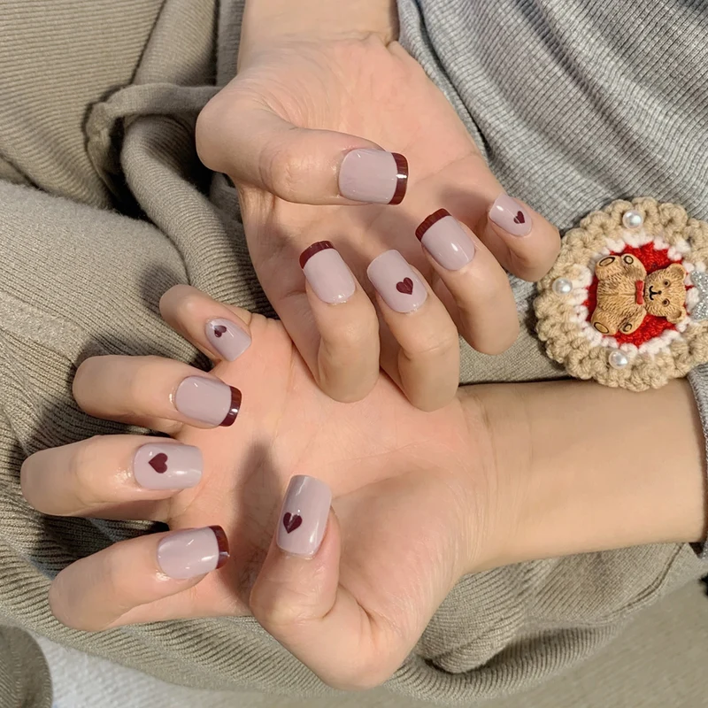 Kunstvolle Nagelverlängerungen mit elegantem Blattmuster Karnz