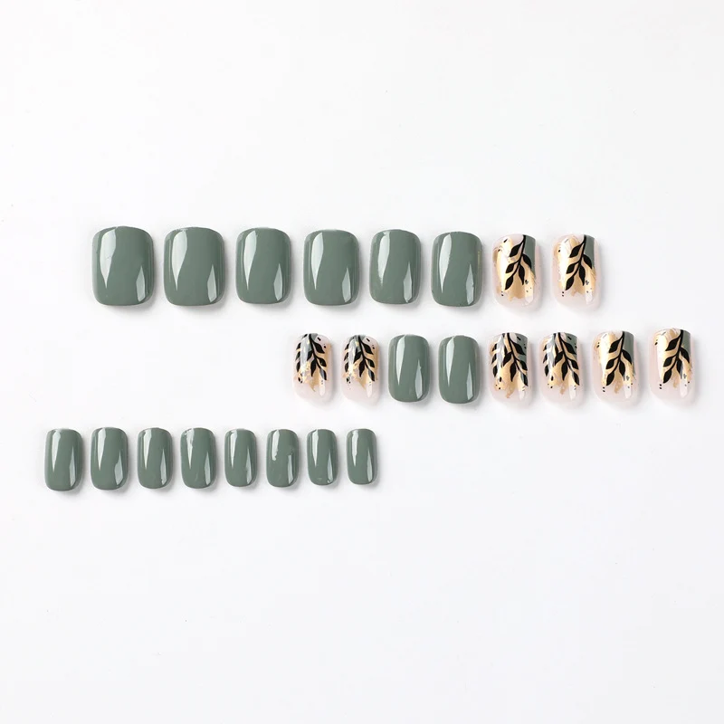 Kunstvolle Nagelverlängerungen mit elegantem Blattdesign Karnz