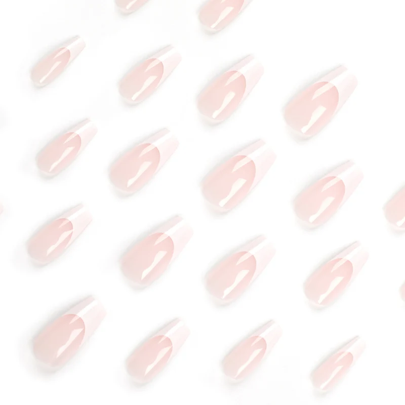 Kunstvolle Nagelverlängerungen mit durchscheinendem French-Tip Karnz