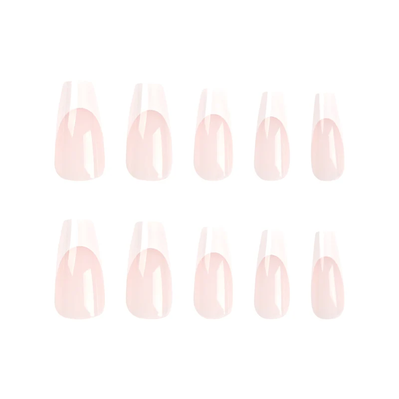 Kunstvolle Nagelverlängerungen mit durchscheinendem French-Tip Karnz