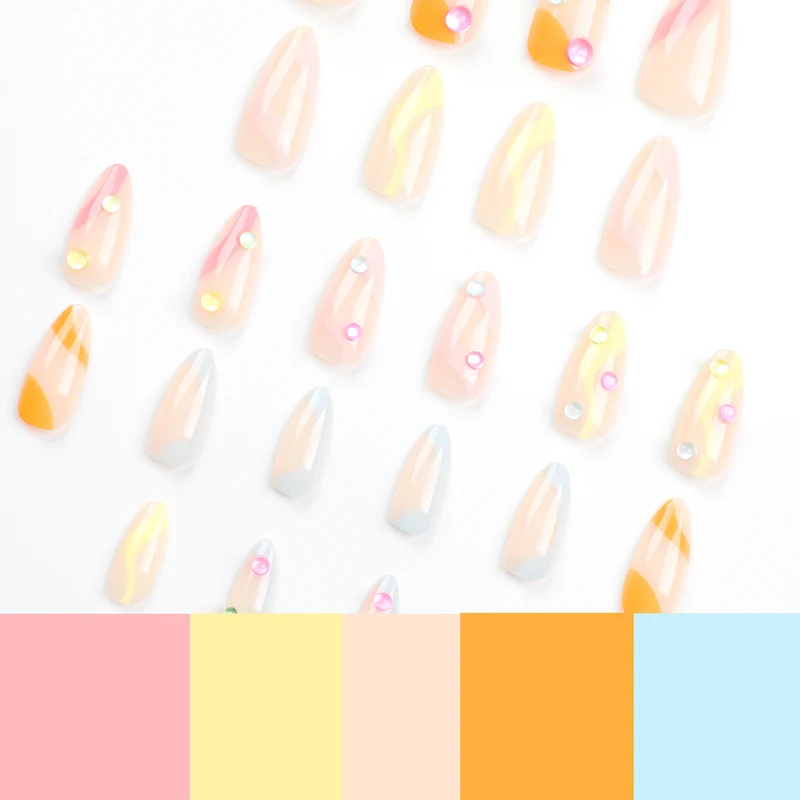 Kunstvolle Nagelverlängerungen mit buntem Design und Glitzerakzenten Karnz