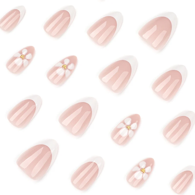 Kunstvolle Nagelverlängerungen mit Blüten-Design und eleganten French-Spitzen Karnz