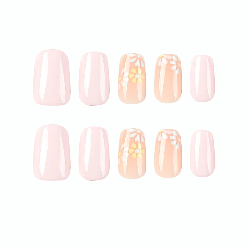 Kunstvolle Nagelverlängerungen mit Blumenverzierungen Karnz