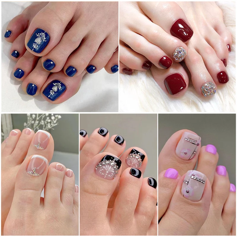 Kunstvolle Fußnagelkunst mit Glitzer- und geometrischen Akzenten Karnz