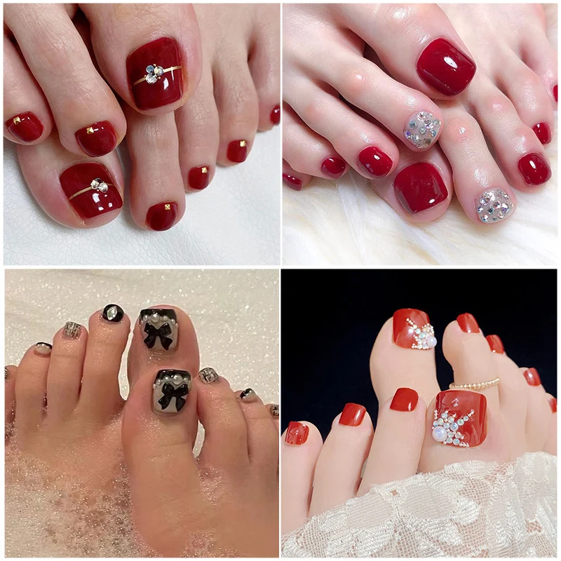 Kunstvolle Fußnagelkunst mit Glitzer- und geometrischen Akzenten Karnz