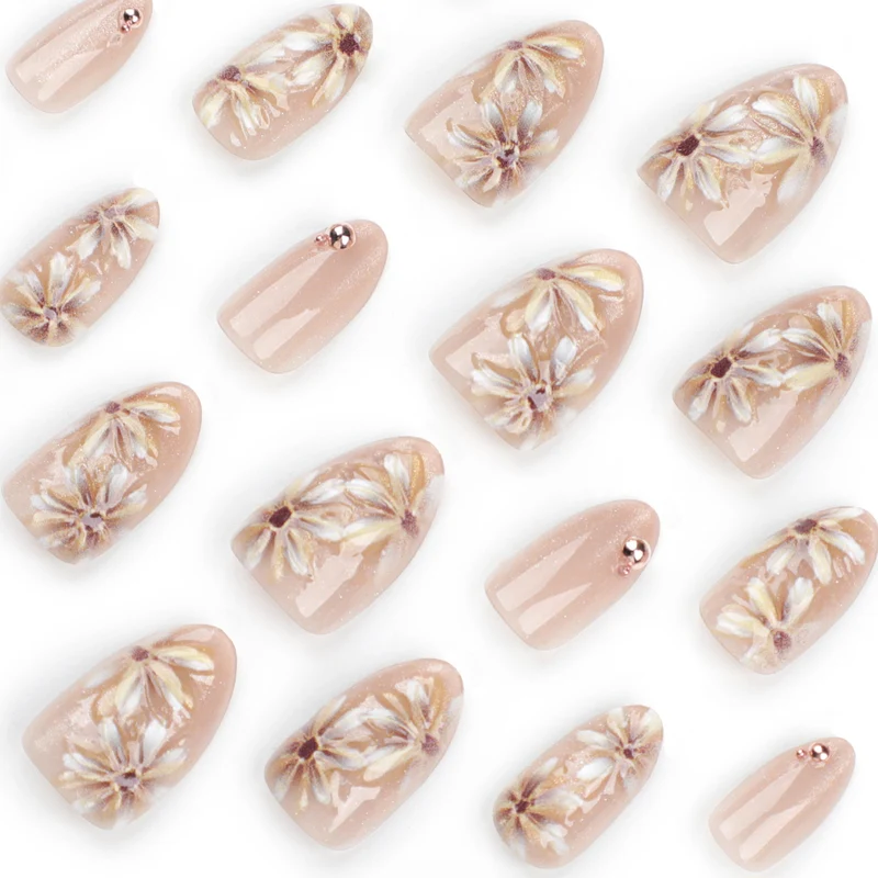 Kunstvolle Nagelverlängerungen mit 3D-Blumenmotiv Karnz