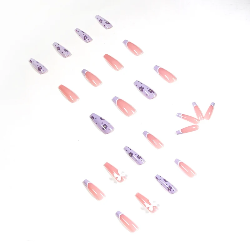 Kunstvolle Nagelverlängerungen im floralen Design Karnz
