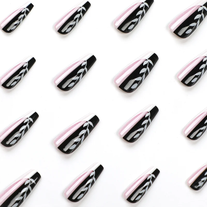 Kunstvolle Nagelverlängerungen im eleganten Schwarz-Weiß-Design Karnz