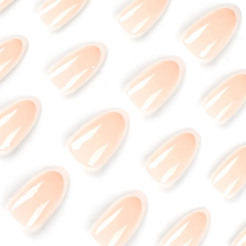 Kunstvolle Nagelverlängerungen im eleganten French-Tip Design Karnz