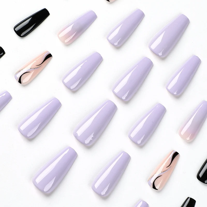 Kunstvolle Nagelverlängerungen im eleganten Design Karnz